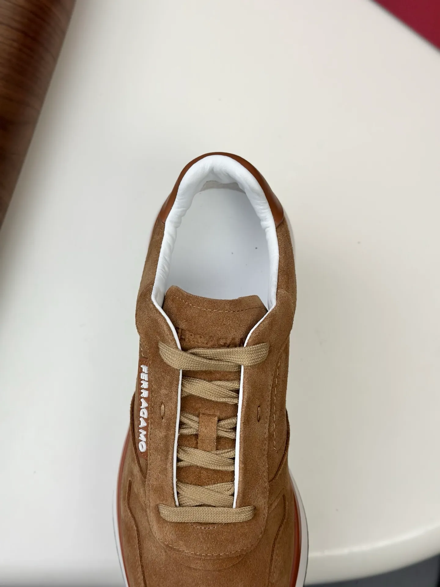 [Ferragamo] Top P: 820💰 Number of yards: 39~44 (38.45 custom-made, non-refundable) Top purchasing agent 🇮🇹 Ferragamo men's casual shoes series, the counter sells the original configuration at the same time, Italian imported cowhide fabric, high-quality splicing technology, imported water-dyed cow lining , Soles: Original foam soles are specially provided by the original factory, and the original factory follows the order. 🔍High quality can be entered and exited the counter at will. Welcome to compare and synchronize with the counter.